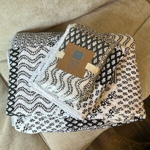 Pottery Barn Teen - 1 twin size quilt & 2 standard size shams in “Bella Patch”